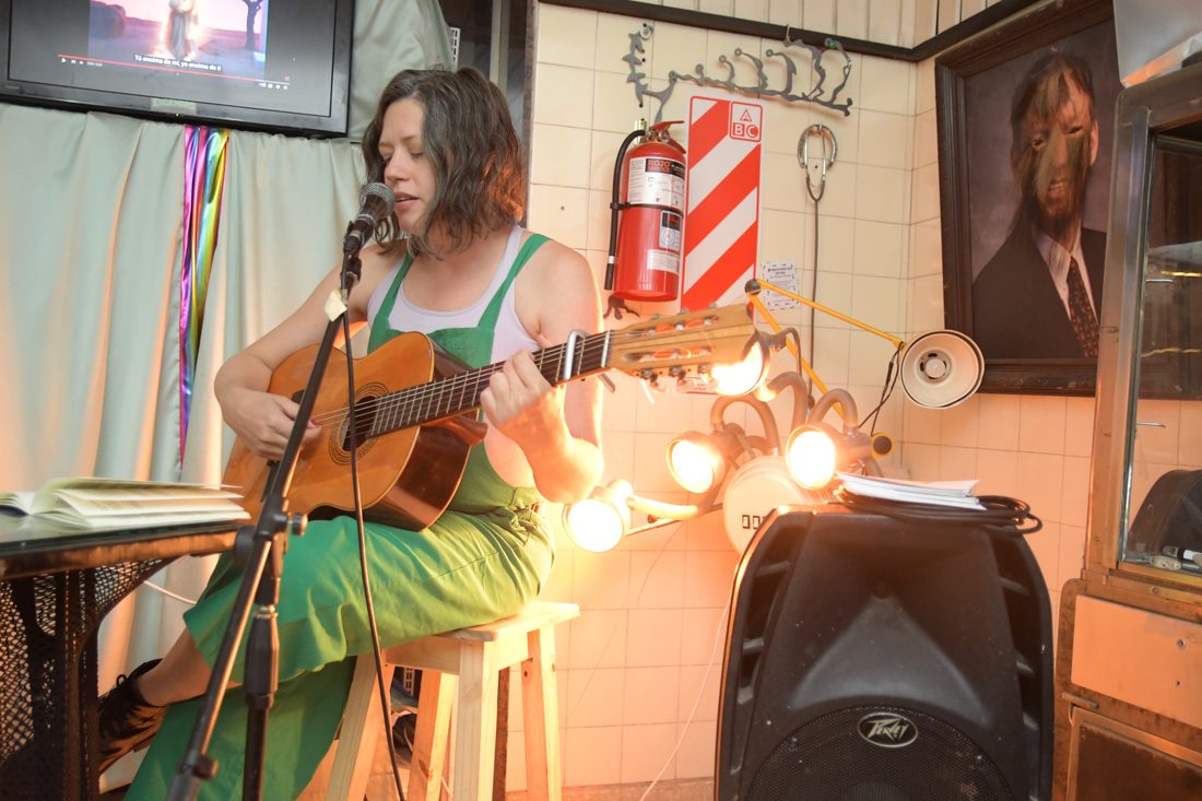 Anna Kinbom performing during her Apartment residency, Buenos Aires